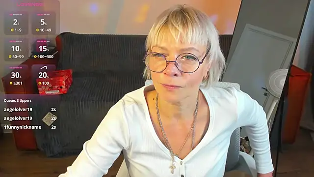Snapshot of Ann_Annise chatting on 06-08-26, 01:28 Ann Annise online show from 06-08-26, 01:28
