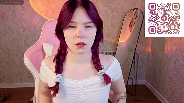 Julia Anis online show from 04-12-26, 01:09