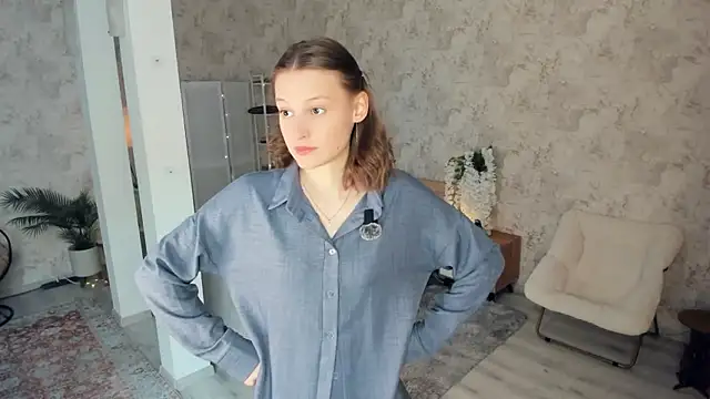 LianneBynon online show from 02-08-26, 08:23