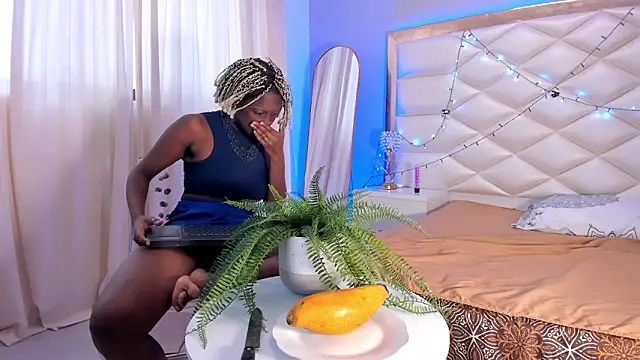 Snapshot of EvelynDivine chatting on 02-24-26, 01:01 EvelynDivine online show from 02-24-26, 01:01