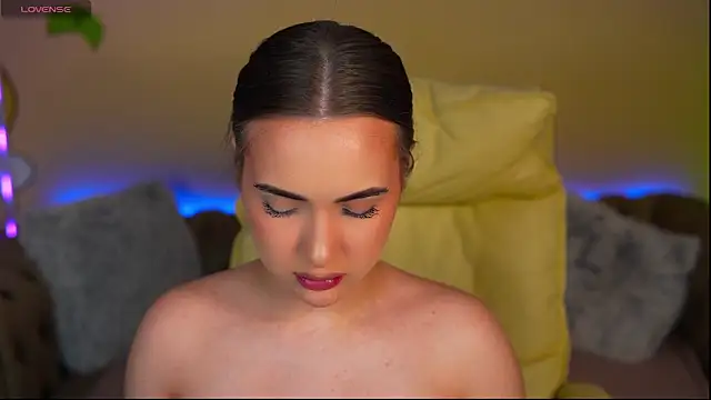 Snapshot of OliviaMoore_ chatting on 06-17-26, 06:02 OliviaMoore online show from 06-17-26, 06:02