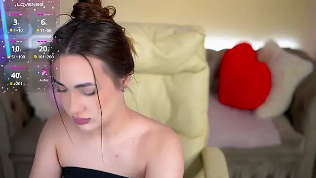 Snapshot of OliviaMoore_ chatting on 02-26-26, 01:44 OliviaMoore online show from 02-26-26, 01:44