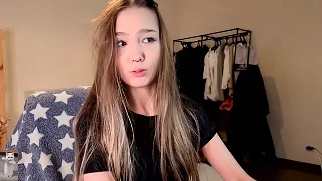 Snapshot of HoneyComfy chatting on 04-13-26, 02:32 HoneyComfy online show from 04-13-26, 02:32