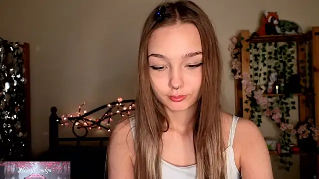 Snapshot of HoneyComfy chatting on 05-13-26, 02:24 HoneyComfy online show from 05-13-26, 02:24
