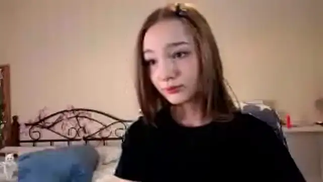 Snapshot of HoneyComfy chatting on 04-16-26, 02:40 HoneyComfy online show from 04-16-26, 02:40