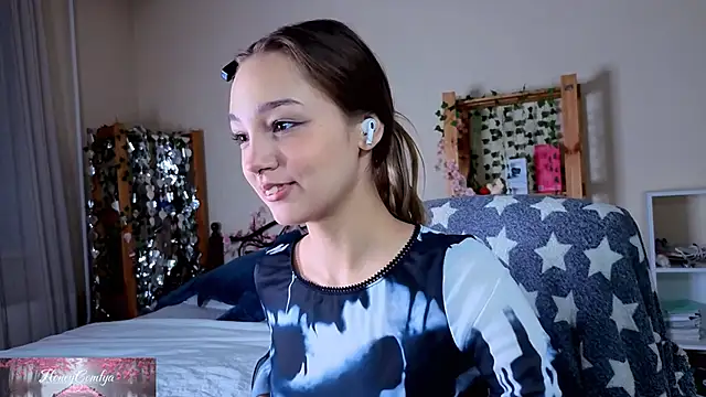 Snapshot of HoneyComfy chatting on 04-25-26, 02:14 HoneyComfy online show from 04-25-26, 02:14
