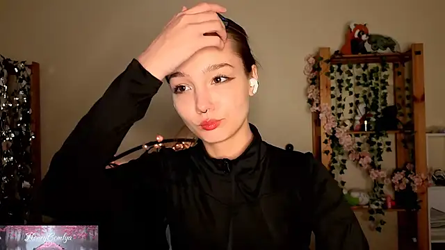 Snapshot of HoneyComfy chatting on 05-15-26, 01:09 HoneyComfy online show from 05-15-26, 01:09
