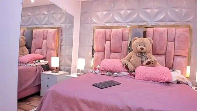 Paris Velvet online show from 04-06-26, 11:39