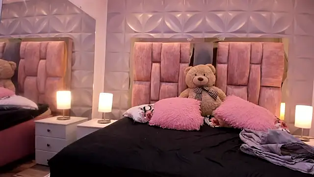 Paris Velvet online show from 04-18-26, 10:54
