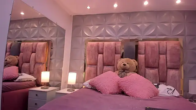 Paris Velvet online show from 04-21-26, 10:16