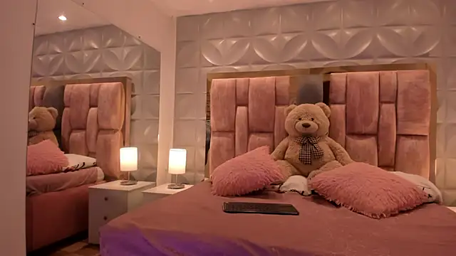 Paris Velvet online show from 03-18-26, 11:59