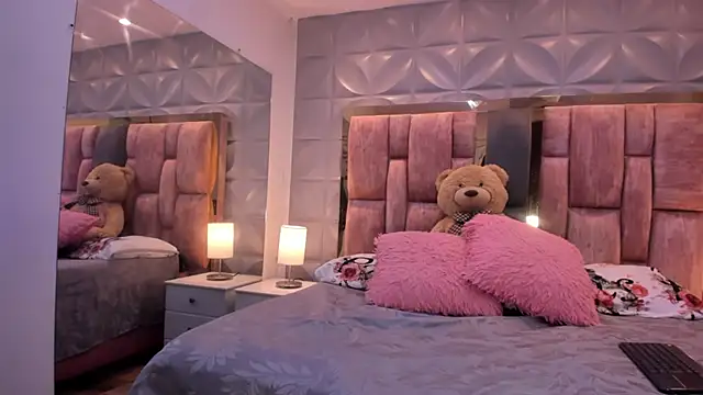 Paris Velvet online show from 04-13-26, 11:31