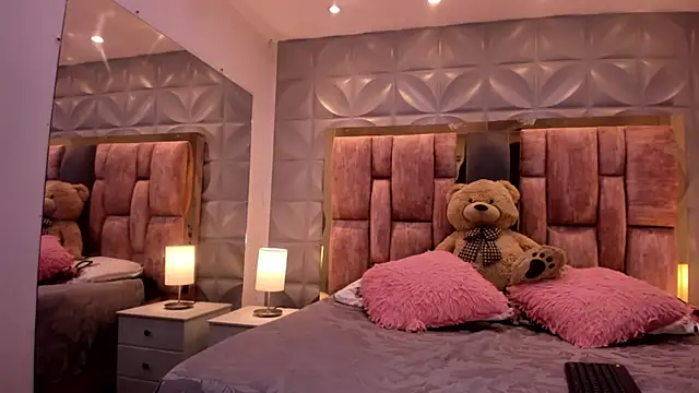 Paris Velvet online show from 04-14-26, 11:10