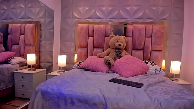 Paris Velvet online show from 03-28-26, 10:33