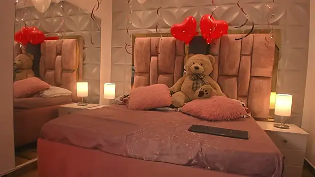 Snapshot of Paris_Velvet chatting on 02-14-26, 10:10 Paris Velvet online show from 02-14-26, 10:10