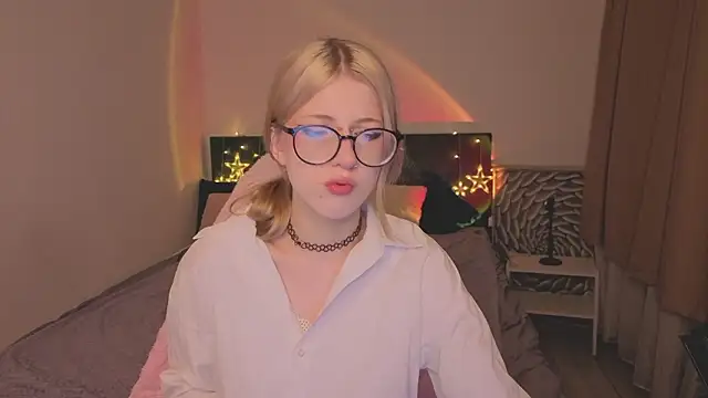 Snapshot of alicedews chatting on 02-08-26, 09:34 alicedews online show from 02-08-26, 09:34