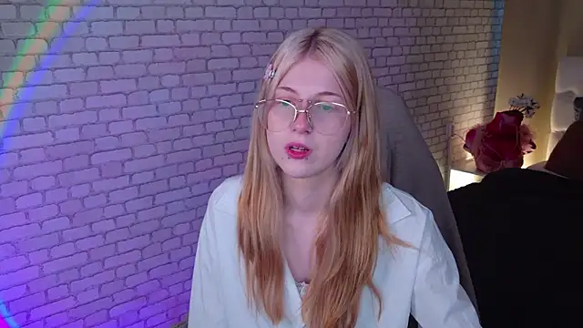 Snapshot of alicedews chatting on 02-26-26, 01:44 alicedews online show from 02-26-26, 01:44