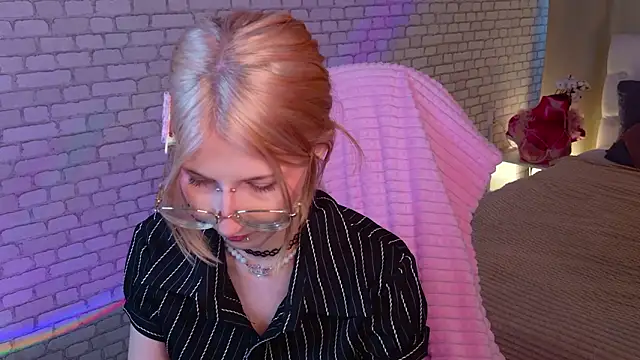 Snapshot of alicedews chatting on 02-21-26, 01:35 alicedews online show from 02-21-26, 01:35