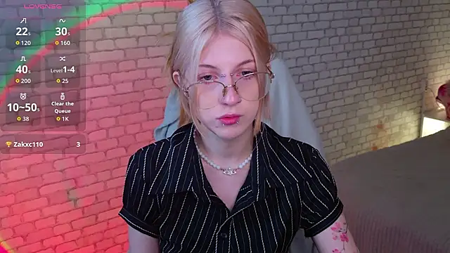 Snapshot of alicedews chatting on 02-25-26, 01:44 alicedews online show from 02-25-26, 01:44