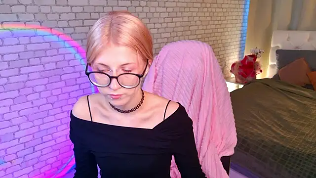 Snapshot of alicedews chatting on 02-15-26, 01:21 alicedews online show from 02-15-26, 01:21