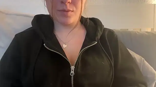 Snapshot of Lucyschickt chatting on 02-16-26, 03:54 Lucyschickt online show from 02-16-26, 03:54