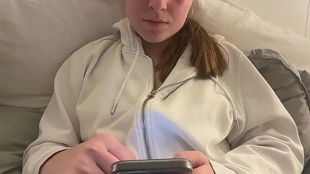 Snapshot of Lucyschickt chatting on 02-11-26, 08:09 Lucyschickt online show from 02-11-26, 08:09