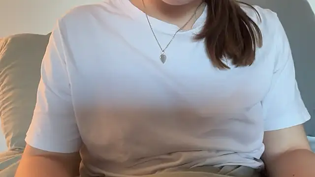 Snapshot of Lucyschickt chatting on 02-27-26, 04:07 Lucyschickt online show from 02-27-26, 04:07