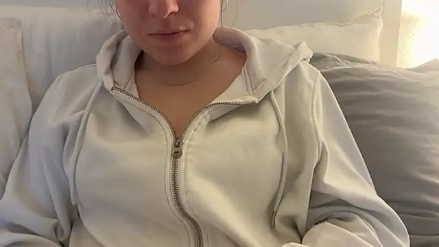 Snapshot of Lucyschickt chatting on 02-12-26, 04:18 Lucyschickt online show from 02-12-26, 04:18