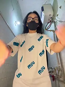 Leeeiuu online show from 02-10-26, 05:12