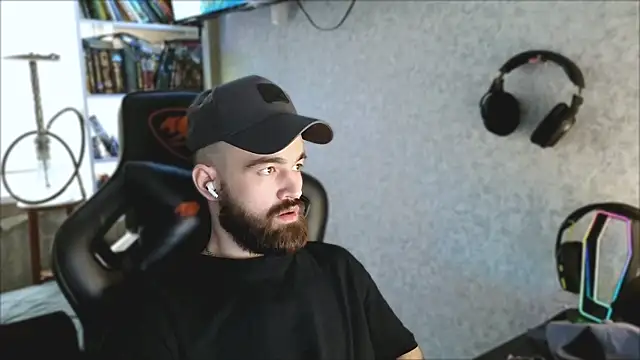 Snapshot of _Mostly_ chatting on 04-14-26, 03:39 Mostly online show from 04-14-26, 03:39