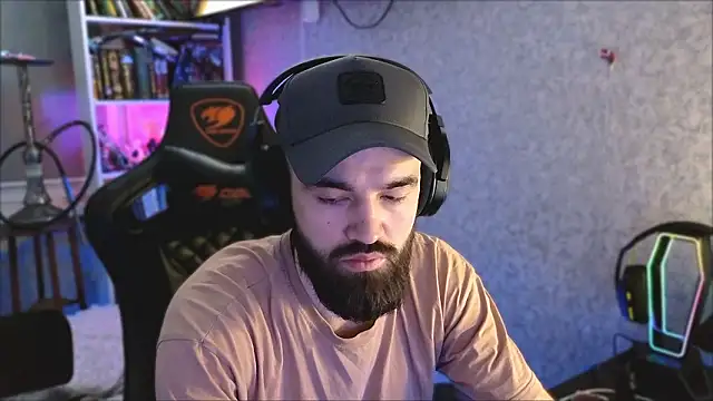 Snapshot of _Mostly_ chatting on 03-08-26, 02:04 Mostly online show from 03-08-26, 02:04