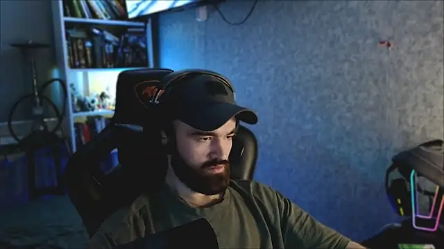 Snapshot of _Mostly_ chatting on 04-06-26, 10:44 Mostly online show from 04-06-26, 10:44