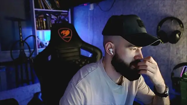 Snapshot of _Mostly_ chatting on 03-11-26, 06:02 Mostly online show from 03-11-26, 06:02