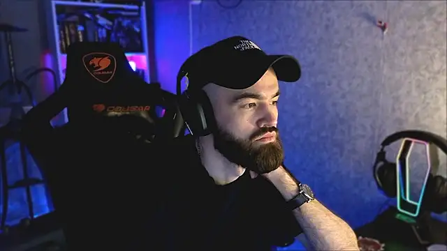 Snapshot of _Mostly_ chatting on 03-02-26, 07:21 Mostly online show from 03-02-26, 07:21