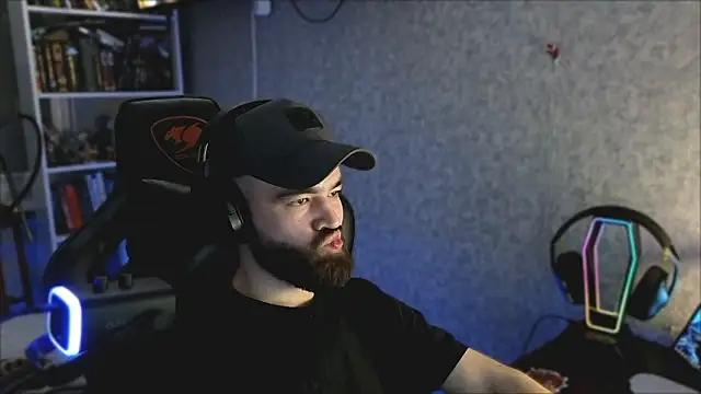 Snapshot of _Mostly_ chatting on 03-06-26, 03:01 Mostly online show from 03-06-26, 03:01