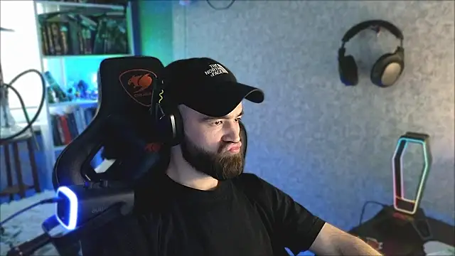 Snapshot of _Mostly_ chatting on 03-06-26, 03:07 Mostly online show from 03-06-26, 03:07