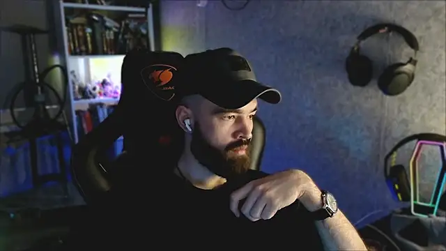 Snapshot of _Mostly_ chatting on 04-12-26, 07:39 Mostly online show from 04-12-26, 07:39