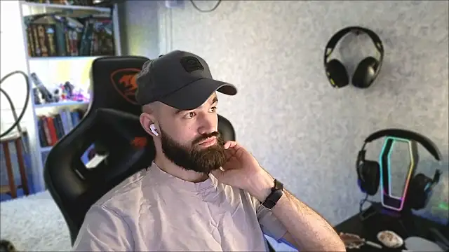 Snapshot of _Mostly_ chatting on 03-11-26, 05:12 Mostly online show from 03-11-26, 05:12