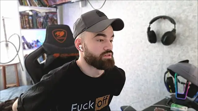 Snapshot of _Mostly_ chatting on 04-06-26, 09:54 Mostly online show from 04-06-26, 09:54