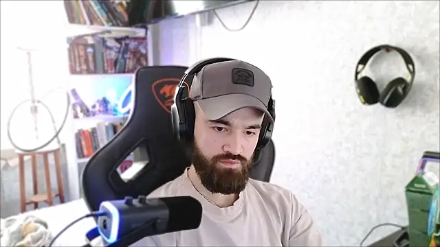 Snapshot of _Mostly_ chatting on 03-12-26, 09:24 Mostly online show from 03-12-26, 09:24