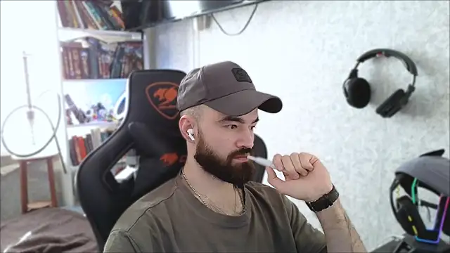 Snapshot of _Mostly_ chatting on 04-09-26, 07:25 Mostly online show from 04-09-26, 07:25