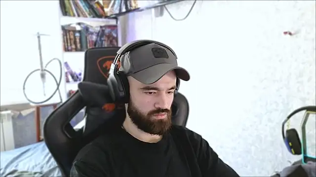 Snapshot of _Mostly_ chatting on 04-11-26, 11:36 Mostly online show from 04-11-26, 11:36