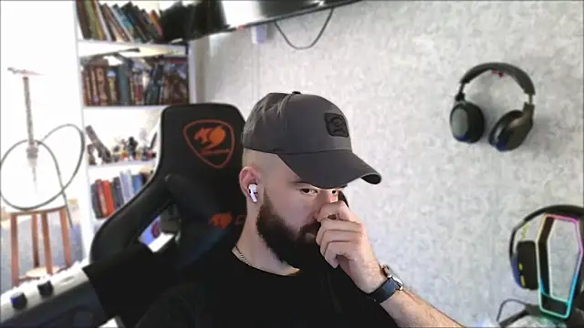 Snapshot of _Mostly_ chatting on 03-09-26, 06:28 Mostly online show from 03-09-26, 06:28