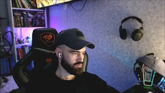 Snapshot of _Mostly_ chatting on 04-05-26, 08:37 Mostly online show from 04-05-26, 08:37