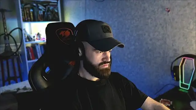 Snapshot of _Mostly_ chatting on 03-10-26, 03:54 Mostly online show from 03-10-26, 03:54