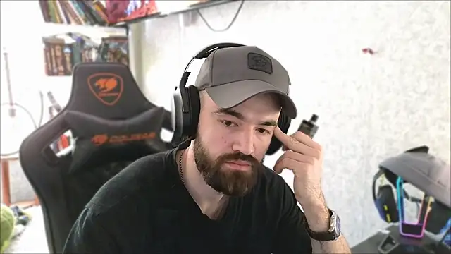 Snapshot of _Mostly_ chatting on 04-05-26, 08:32 Mostly online show from 04-05-26, 08:32