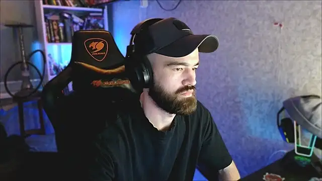 Snapshot of _Mostly_ chatting on 04-10-26, 08:05 Mostly online show from 04-10-26, 08:05