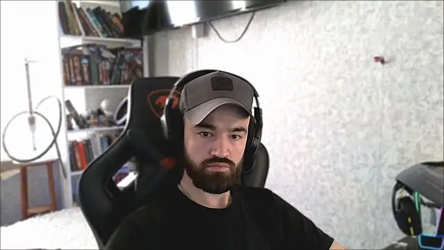 Snapshot of _Mostly_ chatting on 04-01-26, 10:38 Mostly online show from 04-01-26, 10:38