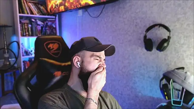 Snapshot of _Mostly_ chatting on 04-07-26, 10:55 Mostly online show from 04-07-26, 10:55