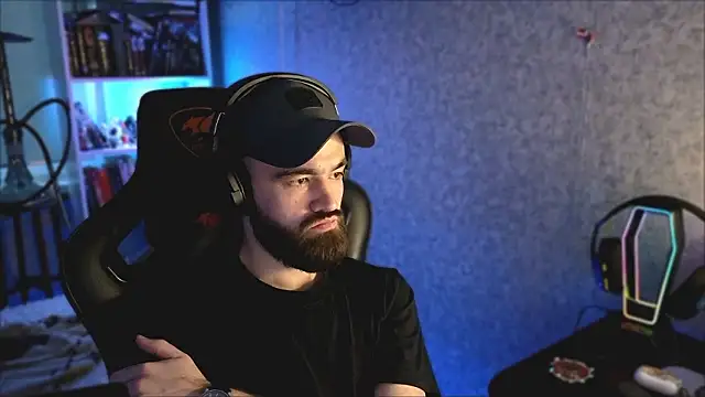 Snapshot of _Mostly_ chatting on 03-10-26, 04:00 Mostly online show from 03-10-26, 04:00